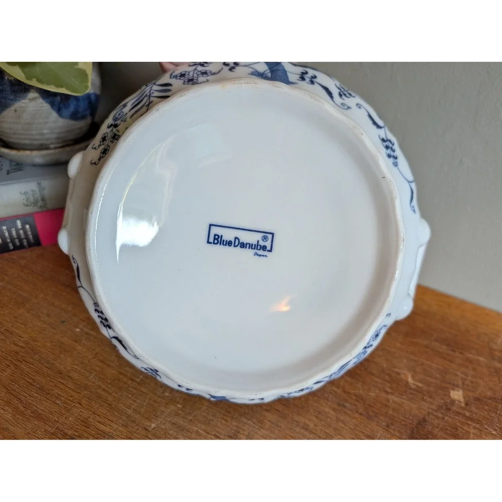 Blue Danube Vintage Round Covered Vegetable Bowl Blue Onion Japan Porcelain